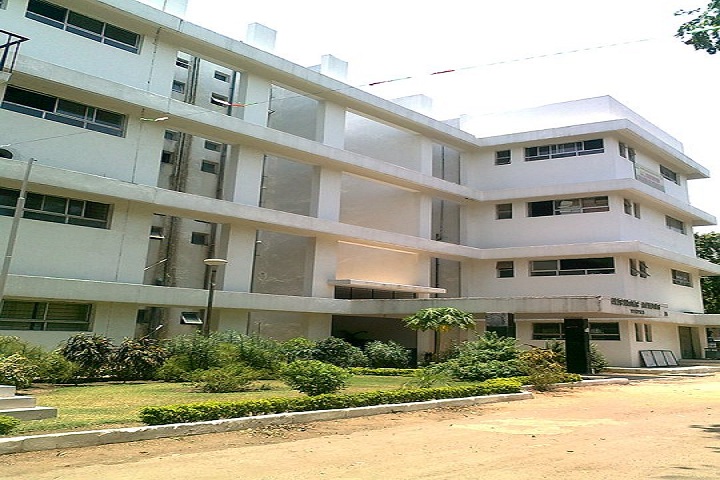 https://cache.careers360.mobi/media/colleges/social-media/media-gallery/7911/2020/5/30/Campus View of Priyadarshini JL College of Pharmacy Nagpur_Campus-View.jpg